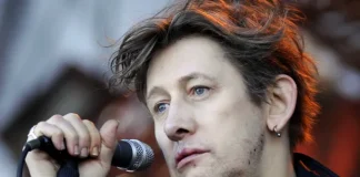 Αντίο στον Shane MacGowan: Η Πορεία Ενός Punk Ποιητή με Πολυδιάστατη Κληρονομιά Shane MacGowan