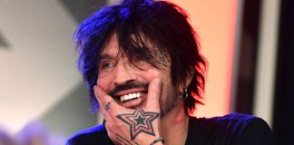 Ο Tommy Lee Αντιμετωπίζει Κατηγορίες για Σεξουαλική Παρενόχληση κατά τη Διάρκεια Πτήσης με Ελικόπτερο Tommy Lee