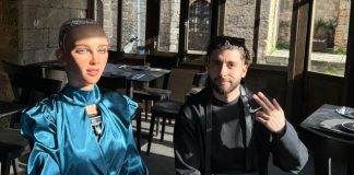 Lil Koni x Sophia The Robot – «AI Love»