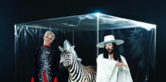 Το ‘Ask That God’ των Empire of the Sun: Ένα Ονειρικό Ταξίδι Nostalgia-Pop Μέσα από Διαχρονικά Synthscapes Empire of the Sun Ask That God