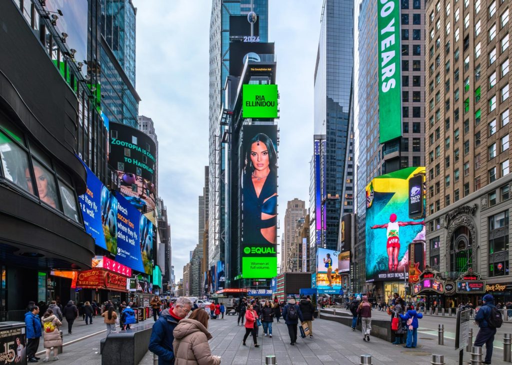 Η Ρία Ελληνίδου σε billboard στην Times Square της Νέας Υόρκης για το Spotify Equal